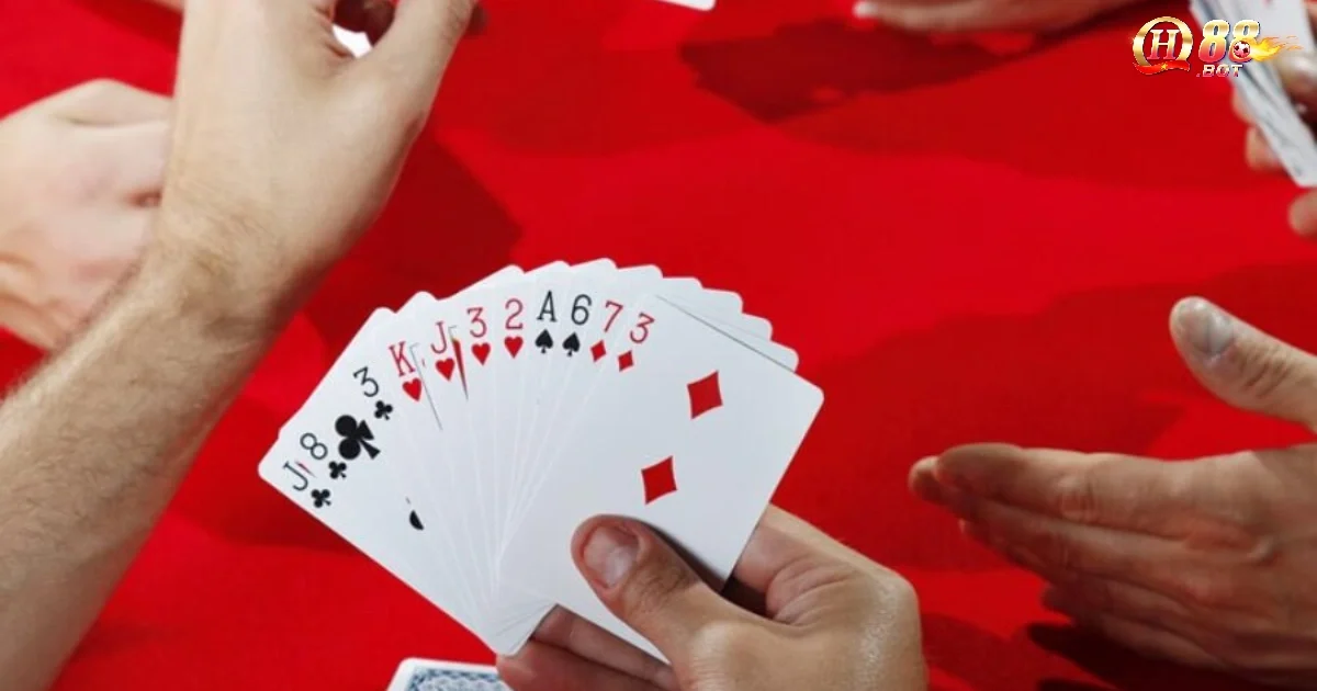 Một điểm nổi bật khác nằm ở cách đánh bài và luật chặt